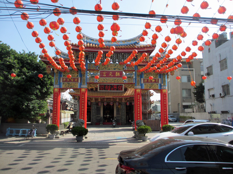 お寺も赤い提灯